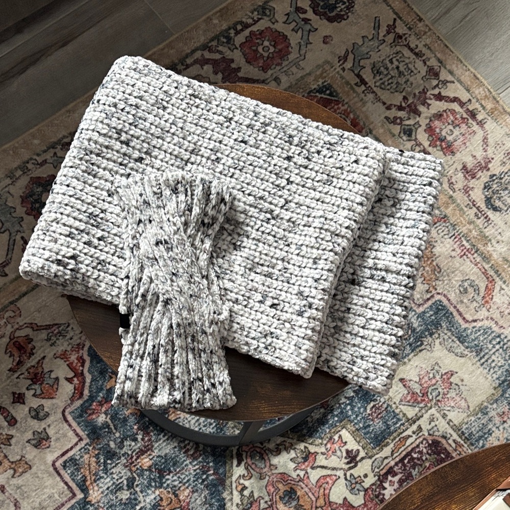 CuddlDuds Cozy Gray Knit Infinity Scarf and head wrap Set